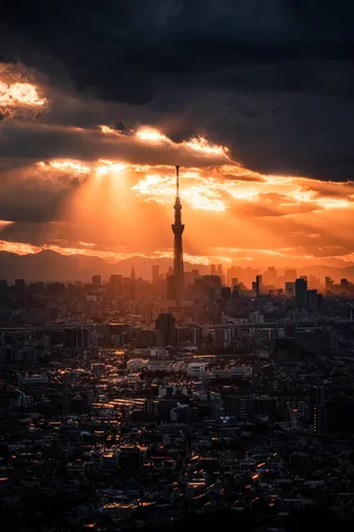 街を貫く夕焼けの塔