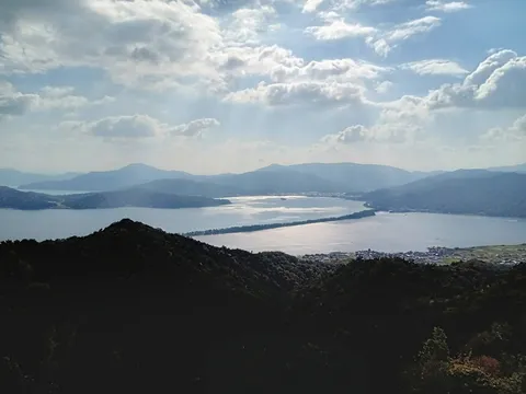 光と湖の静かな広がり