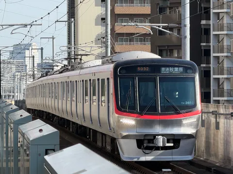 高架をゆくモダンな列車