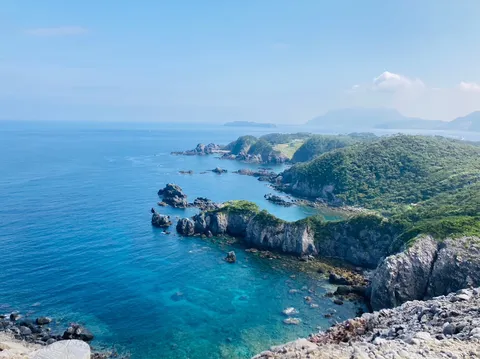 碧く澄んだ海と緑のコントラスト
