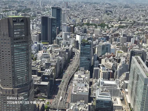 高層都市の流れを映す
