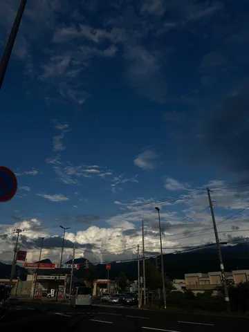 夕暮れ時の雲と街灯