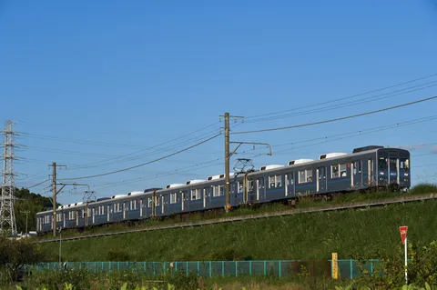 青空を駆ける長列車のリズム