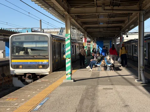 旅立ちを待つ静かなホーム