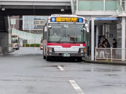 雨上がりのバス停、日常の一コマ
