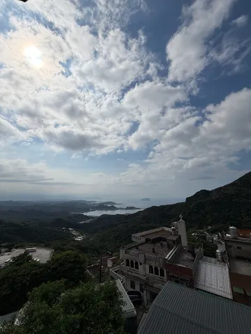 雲間から覗く、緑深き山々と海の風景