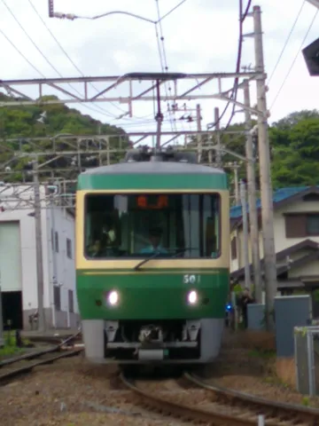 緑と黄色のレトロな電車