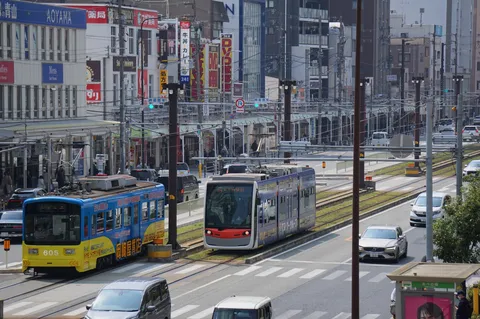 路面電車が行き交う都会の風景