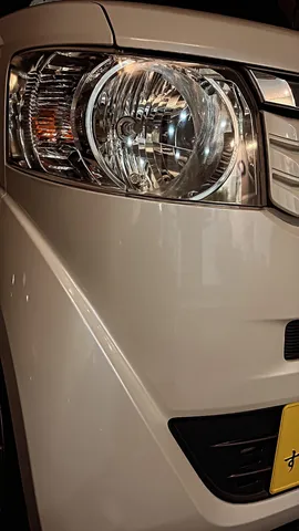 白い車体に映る夜の光