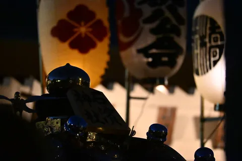 夜の帳に灯る、古都の灯籠