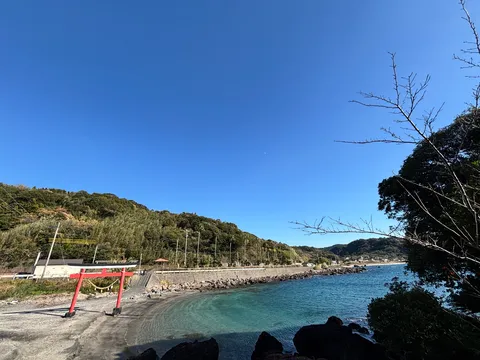 鳥居の先、青い海と空