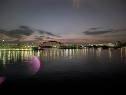 湾岸の夜と紫のきらめき