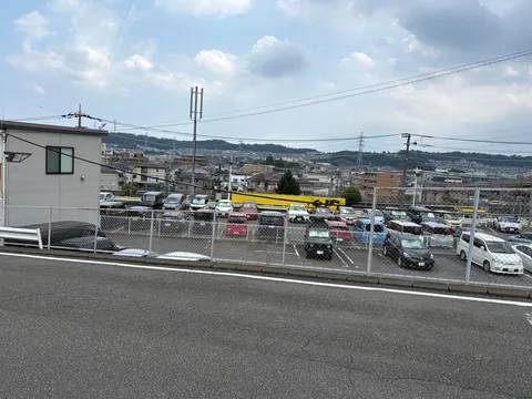 静かな街並みと駐車場の調和