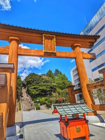陽光に輝く大鳥居