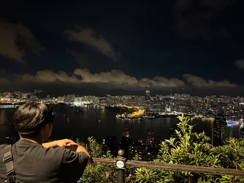 雲間に灯る港の夜