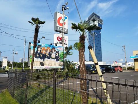 陽光と看板が踊る街角