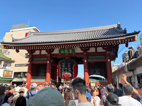 赤い門と人混みの夏景色