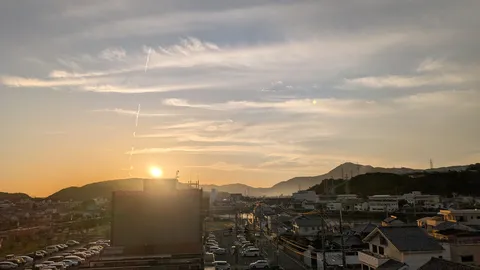 夕暮れに染まる空と街並み