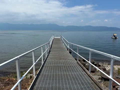 海へ伸びる静かな桟橋