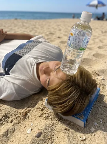 夏の海辺で、頭に水を差す？