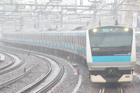 雨音と走る通勤列車