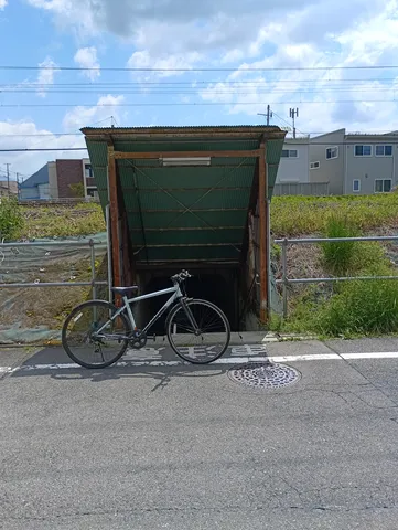 地下道入口と佇む自転車
