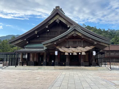 山里の神聖な木造美
