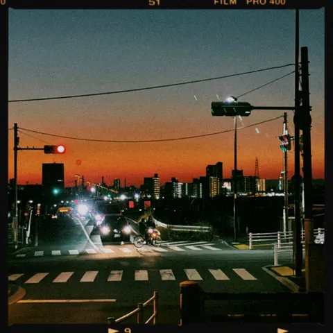 夕暮れの交差点、都市の光芒