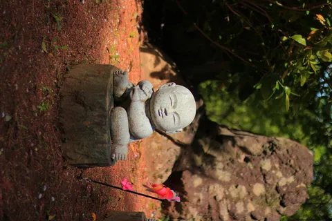 陽だまりに座るお地蔵さま