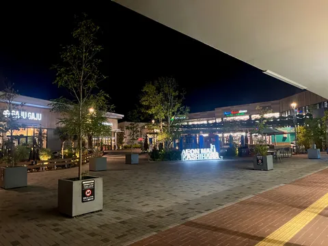 夜の商業空間に灯る静けさ