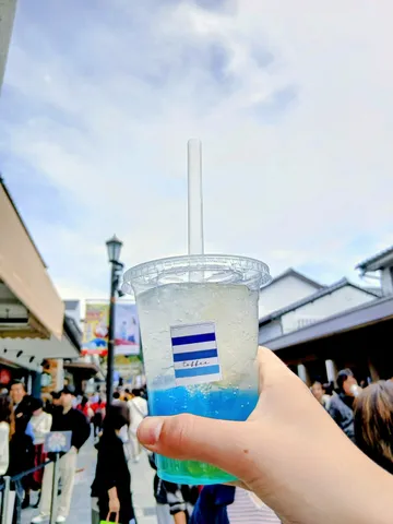 青いグラデーションと空の旅