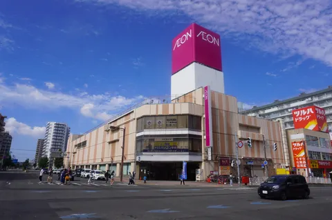 ピンク看板が街を照らす