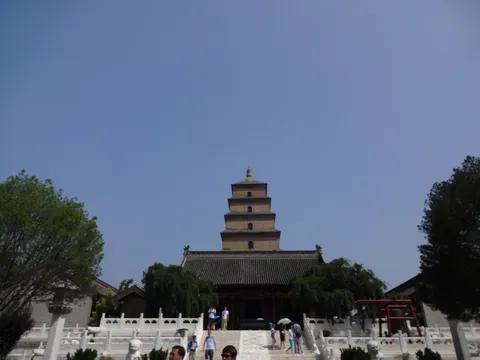 青空と古風な塔の風景