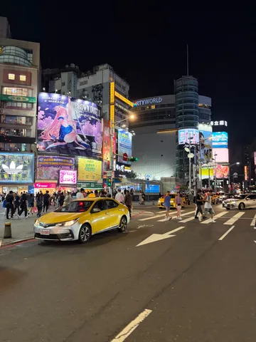 煌めく街角と黄色のタクシー