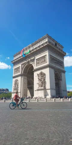 凱旋門と風を切る自転車