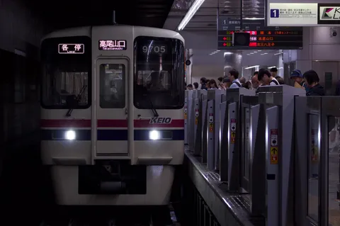 夜の駅、旅立ちを待つ時間