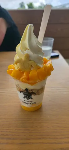 マンゴーとソフトクリームのトロピカルデザート