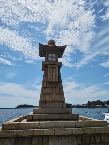 灯台の佇まい、青い空と海