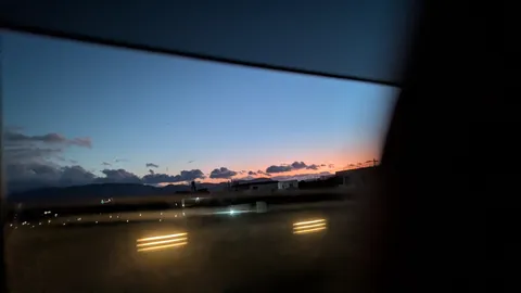 空港の夜明け、静寂の灯り
