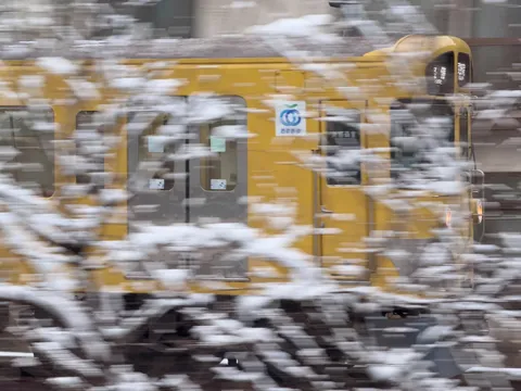 雪まみれの黄色い電車、疾走中！