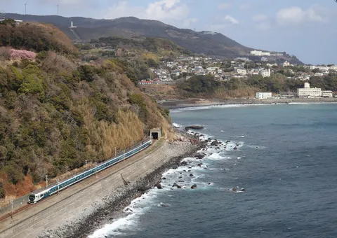 海沿いを走る、トンネルの囁き
