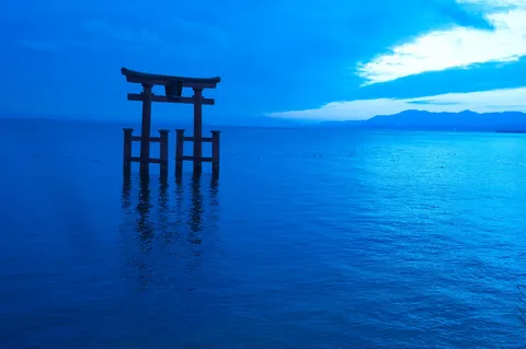 静寂に佇む水上の鳥居