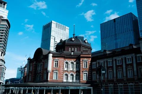 青空とレトロ建築のコントラスト