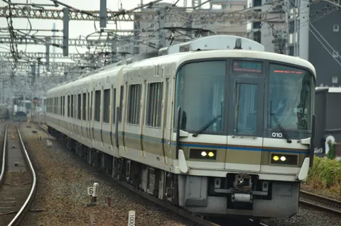 都会を駆け抜ける列車の旅