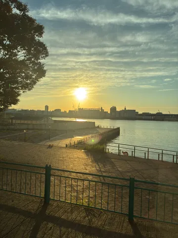 夕照の水辺の静寂