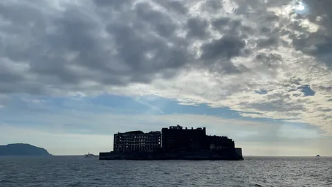 廃墟と荒波のコントラスト