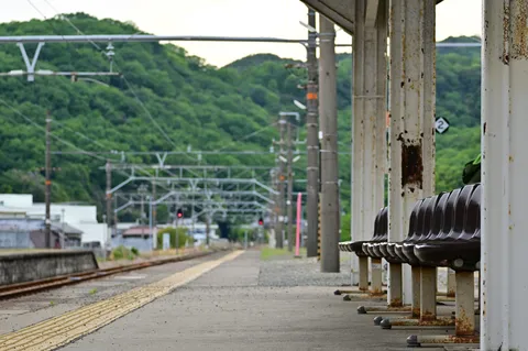時を待つベンチ