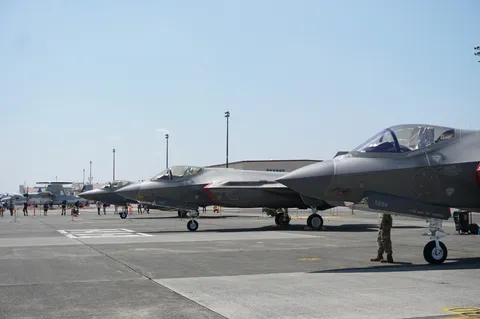 最新鋭戦闘機、並び立つ。