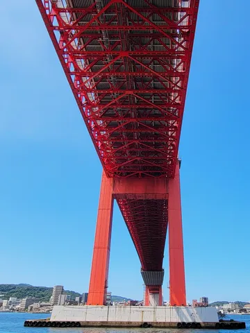 青空を映す赤い橋