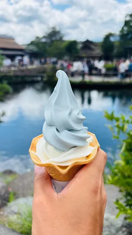 水辺に映る、二色のひんやりスイーツ